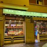 Salumerie � Parliamo di piccoli locali che fanno sempre pi� fatica a sopravvivere alla concorrenza di supermercati e ipermercati che continuano a moltiplicarsi a vista d�occhio. Ha mollato ad esempio due anni fa il titolare della storica Melfi, fondata con questo nome nel 1948 in via Dalmazia, ma gi� attiva dagli anni 30